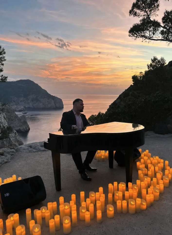 Piano de cola al atardecer sobre un acantilado