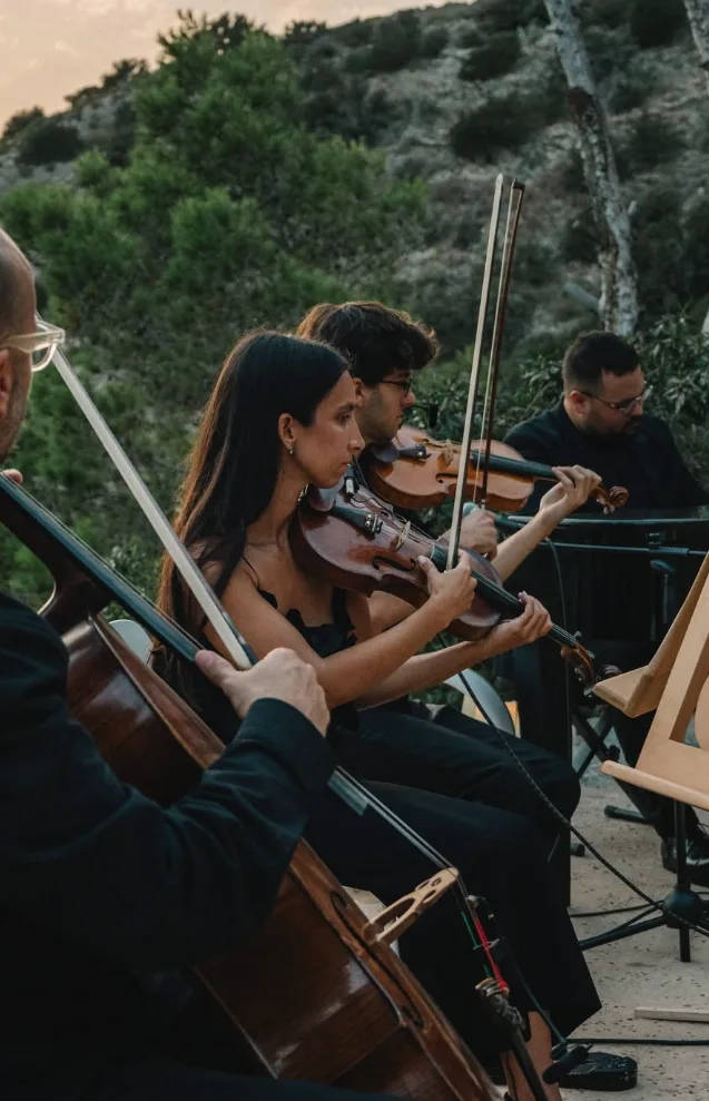 Cuarteto de cuerda interpretando al aire libre