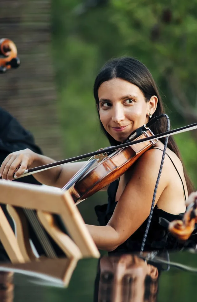 Violinista del cuarteto durante la actuación